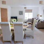 Beautiful 3 Bedroom House, 度假居 *