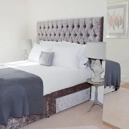 Beautiful 3 Bedroom House, بيت للعطل هاروغايت