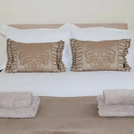 Beautiful 3 Bedroom House, Σπίτι διακοπών Χαρογκέιτ